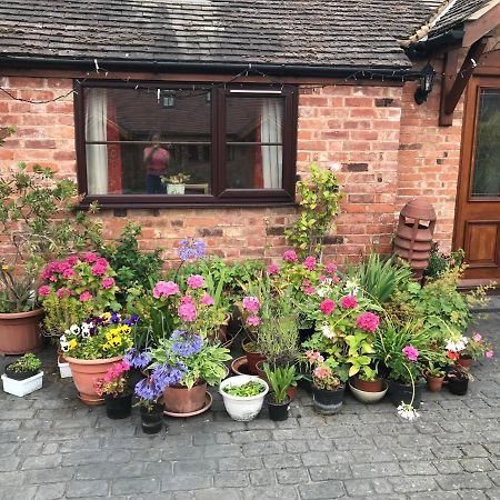 Nuneaton - Cottage - Sleeps 2 - Parking - Garden المظهر الخارجي الصورة