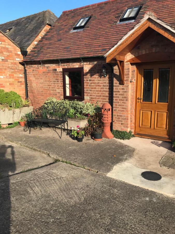 Nuneaton - Cottage - Sleeps 2 - Parking - Garden المظهر الخارجي الصورة